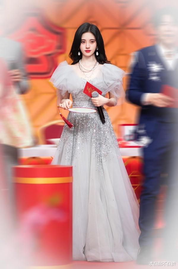鞠婧祎|都说春晚是“最强照妖镜”，鞠婧祎长裙高清照被截图，颜值太真实