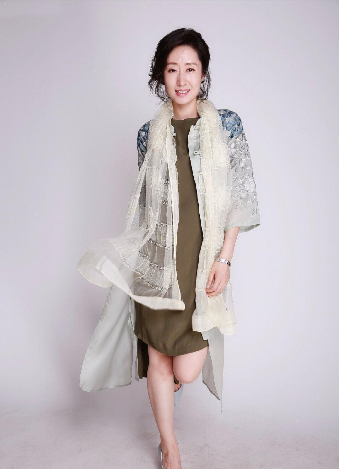 辰雪聊时尚|没想到刘敏涛这么美，白色“羽毛”连衣裙加身，与平时判若两人