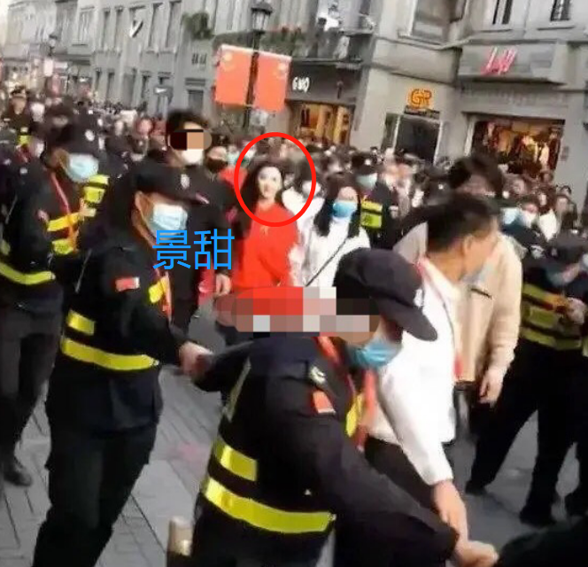 高圆圆|42岁高圆圆现身车展!身边几十个黑衣保镖,手拉手围一圈阵仗太大