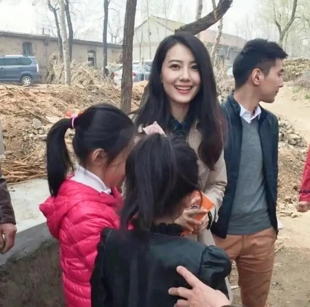 赵又廷|当年高圆圆带新女婿回老家，赵又廷这笑容尴尬又礼貌