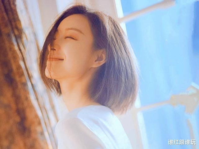 倪妮|《夜旅人》双人路透，邓伦西服背头精致斯文，倪妮旗袍尽显好身材