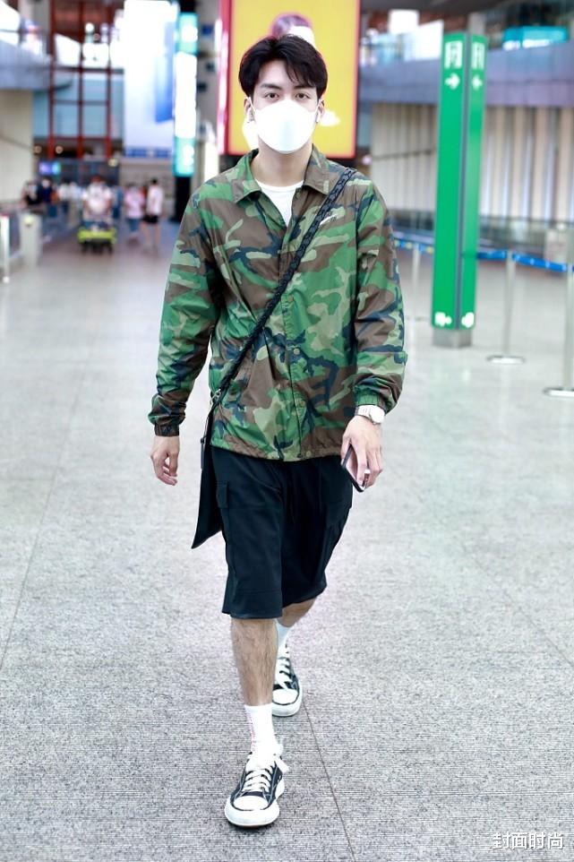 封面时尚 曾舜晞私服好随意，穿“民工夹克”配短裤，看得出谦谦公子的气质
