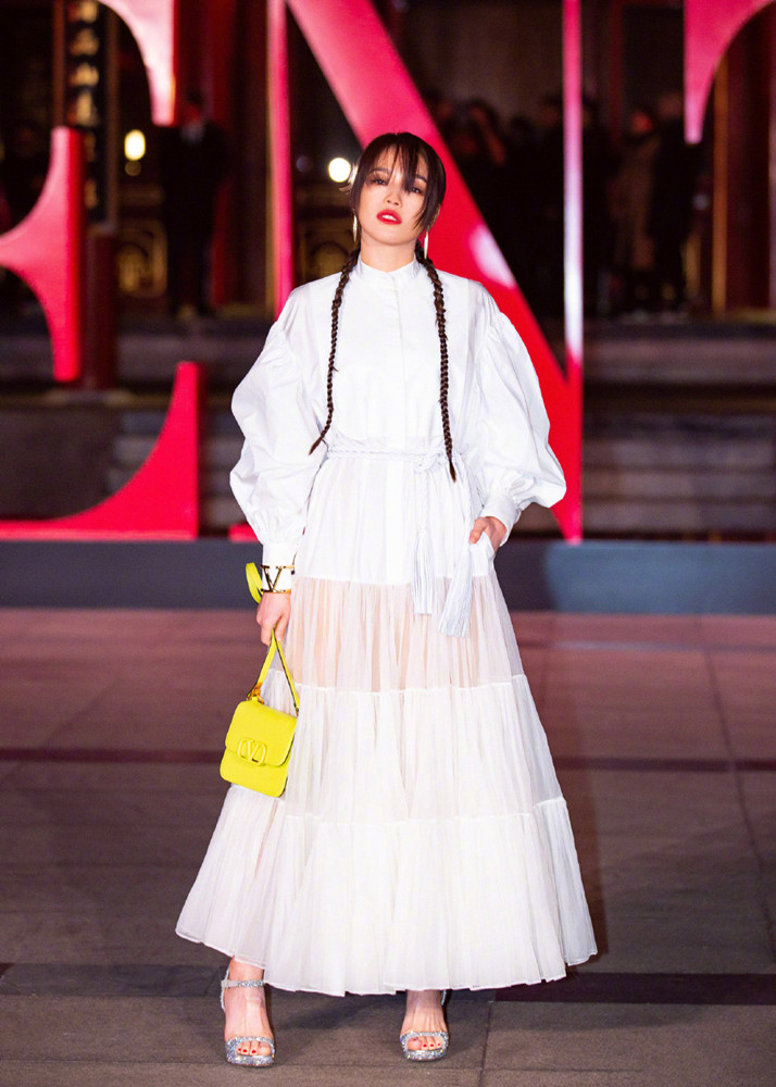 猫姐穿搭经|舒淇惊艳《桃花坞》收官战，裙子半边印花半边纯色，时髦又减龄