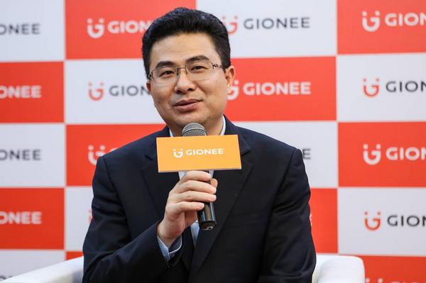 侃球时刻 银行行长贪污40亿,让妻子与外国人假结婚,结果却生下3个孩子