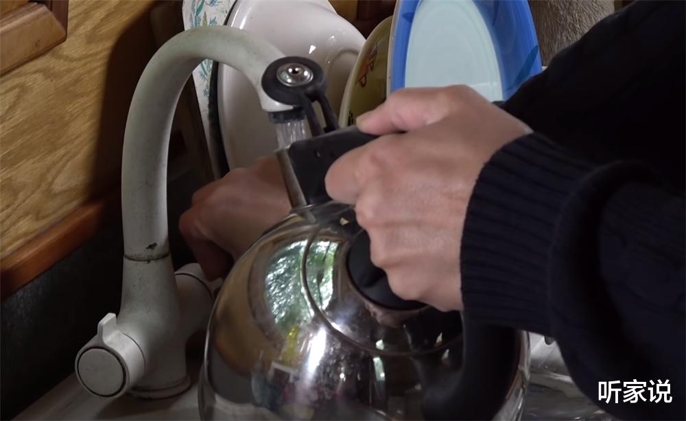 |52岁的他放弃一切，住进33㎡“房船”中漂泊流浪，一晃已生活5年