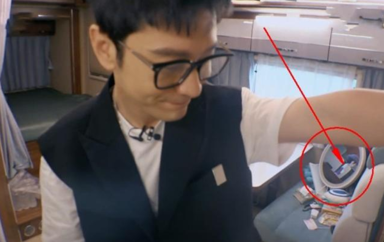 黄晓明|小海绵探班？黄晓明房车上的玩具暴露了儿子的爱好，和杨颖一样