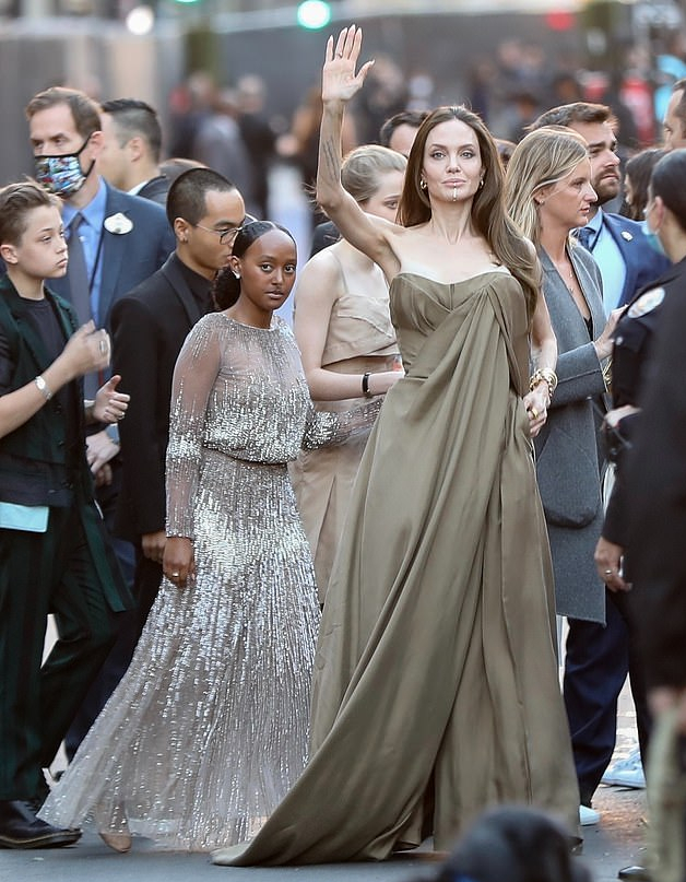 全球时尚风行 朱莉闪耀红毯好美！16岁非洲养女亮片裙有来头，龙凤胎女儿像皮特