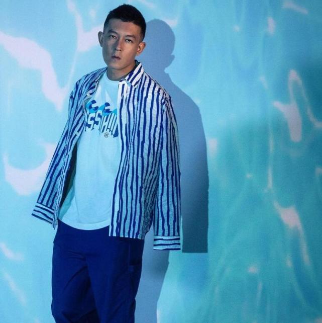 陈冠希|陈冠希一家出门，4岁Alaia中英文切换，秦舒培不开心女儿一招有用