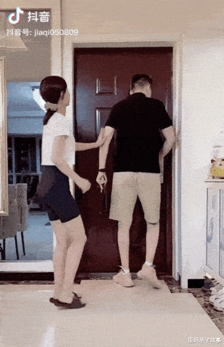 歪妈亲子故事|网红父女“炒CP”引争议,没有界限感的父母,是如何伤娃的?