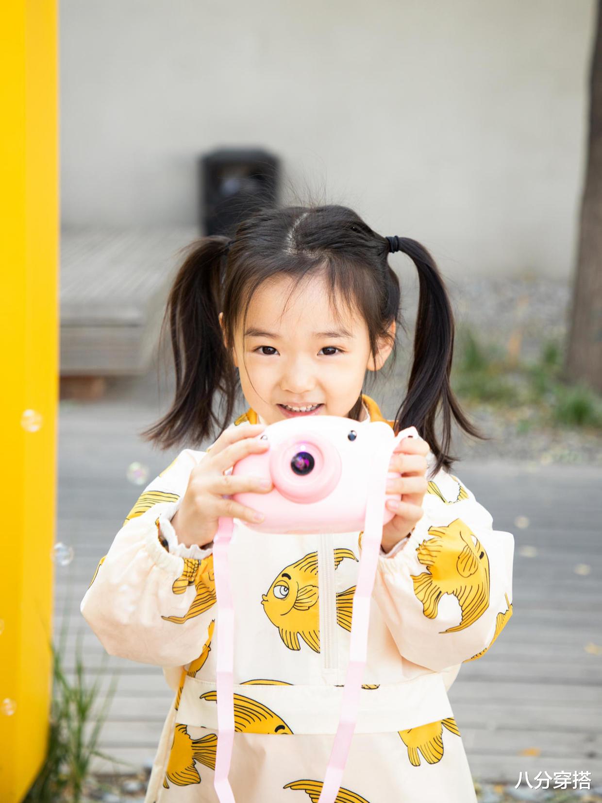 八分穿搭|董璇女儿小酒窝专挑爸妈优点继承，穿印花连帽卫衣俏皮可爱，真甜