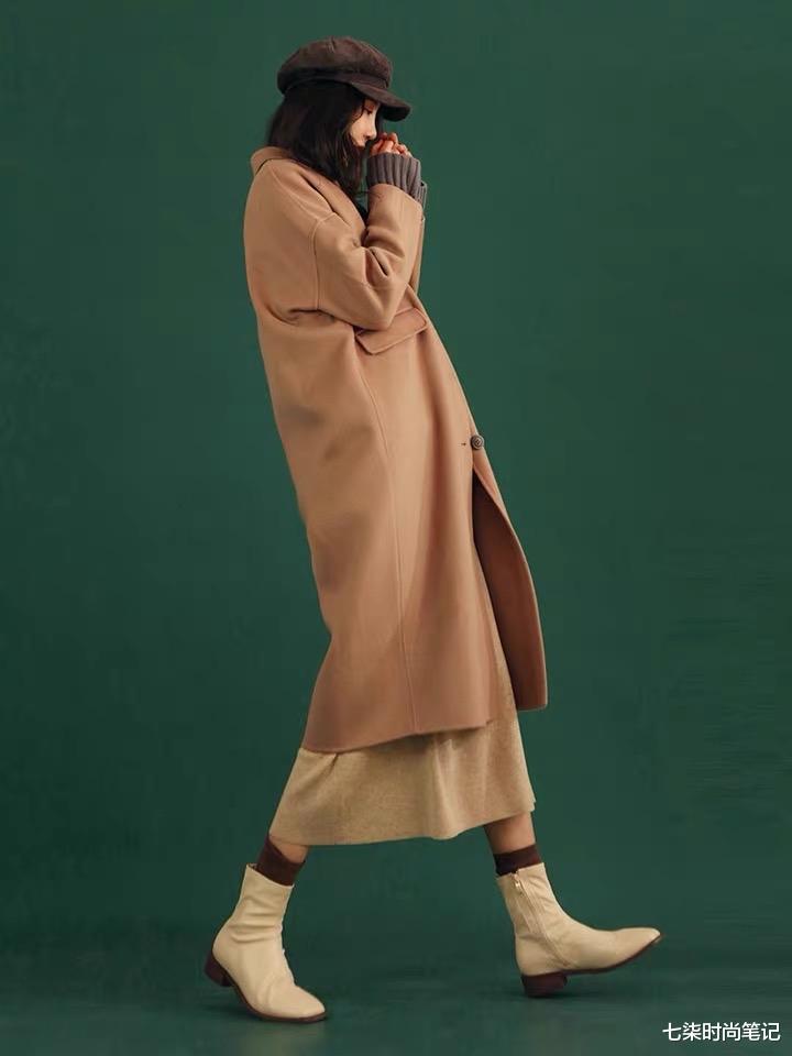 七柒时尚笔记 中年女人穿大衣别配打底裤了，试试这几件下装，优雅气质又显瘦