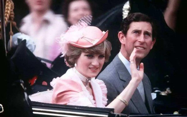 照见古今 戴安娜是女王认准的儿媳，为王室生俩儿子，为何后来成“眼中钉”