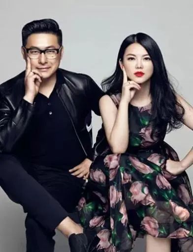 李湘|李湘变蛇精脸，与女儿就餐不忘拍照，王诗龄忙举杯挡脸