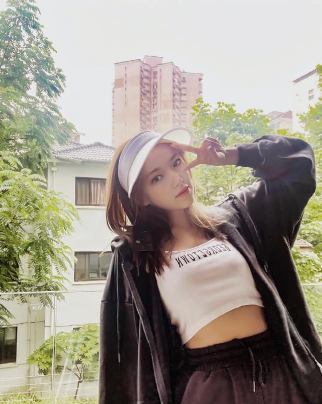 范冰冰|程潇在客厅晒自拍，身后的“大黄袋”抢镜，网友：你可是女明星啊