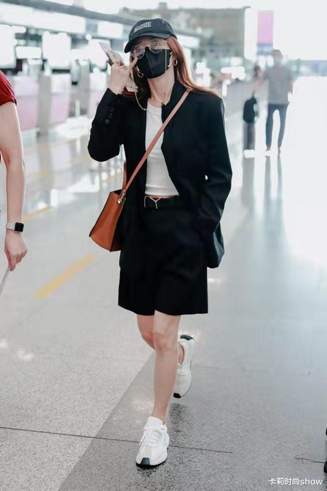 秦岚|41岁秦岚完全没有“阿姨感”，穿短裤配运动鞋好青春，不输小姑娘