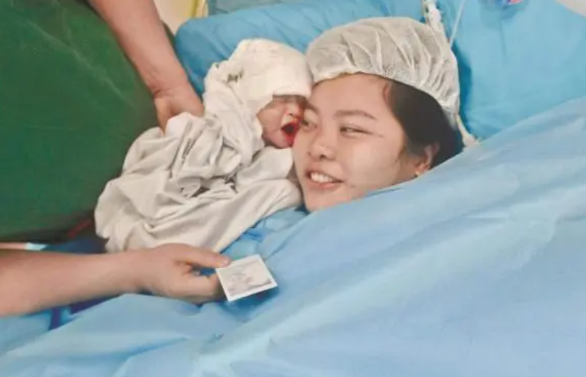 急诊室老苗|产妇生下“小眼睛宝宝”很嫌弃，婆婆安慰会变大，百天后却打脸了