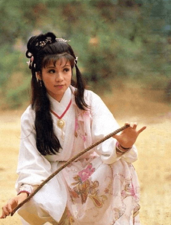 赵薇|金庸请赵薇出演“黄蓉”，承诺：版权是1元，赵薇为不和琼瑶剧抢资源，错过了