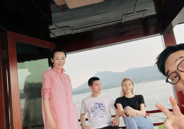 林依轮|林依轮和妻子结婚26周年，带儿子儿媳一起庆祝，一家子很和谐