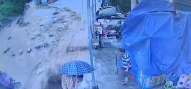 悦姐儿知识|贵州毕节，突如其来、来势汹涌的水流冲走摩托车夫妇