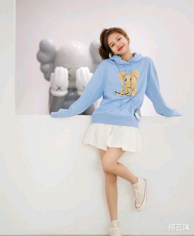 何三沫|初秋穿搭不用纠结，有气质的穿搭或俏皮穿搭，都是不错的选择