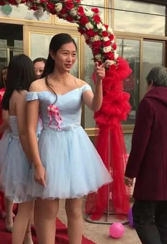 怀孕妈妈知识宝典|婚礼现场,伴娘实力“挡镜头”,新娘一脸无奈:今天是我结婚吗?