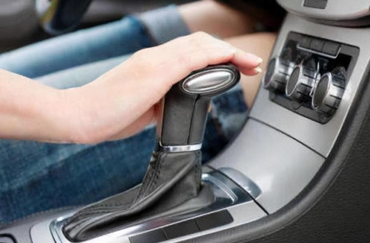 奔驰GLS|自动挡汽车途中熄火怎么办？老司机：聪明人都会这么做