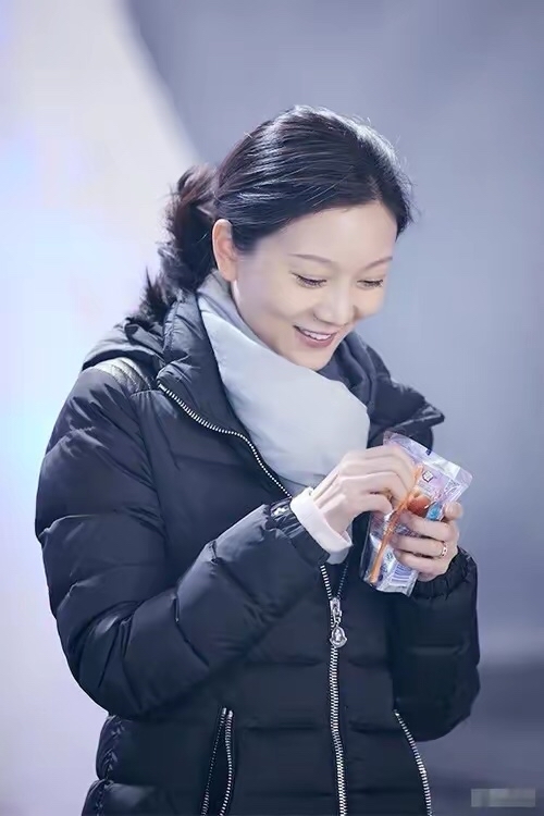 陈婷|张艺谋一家罕见同框，老婆陈婷巧用羽绒服色彩搭配，成为全场焦点。