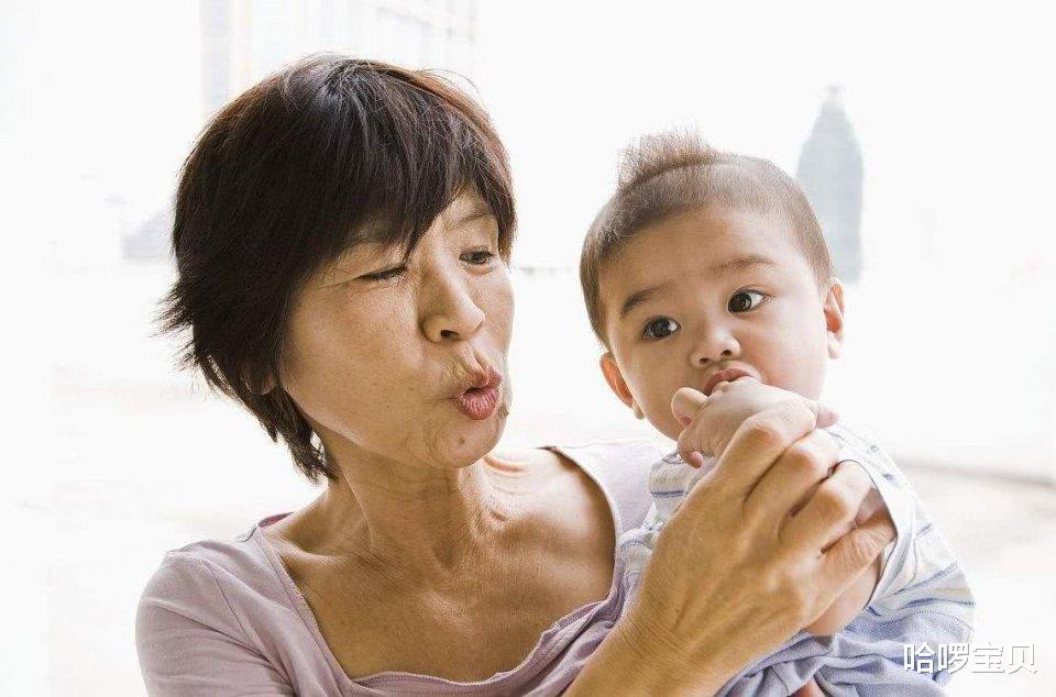 哈啰宝贝|白天奶奶带，晚上父母带，周末外婆带，“轮班式带娃”引发新矛盾