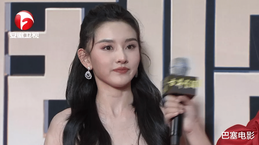 毛晓彤|国剧盛典红毯：毛晓彤清冷惊艳，被张萌的脸吓到，吴谨言怎么了？