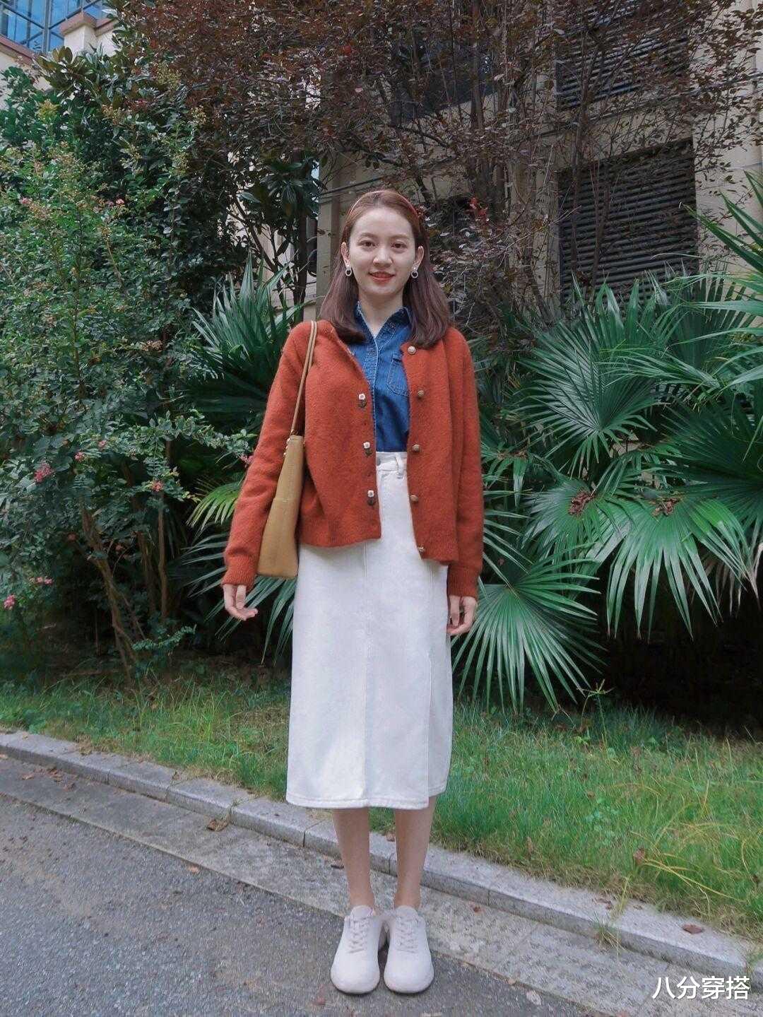 八分穿搭|秋天，“半身裙”的高级穿法是这样的，配针织衫温柔优雅，真美
