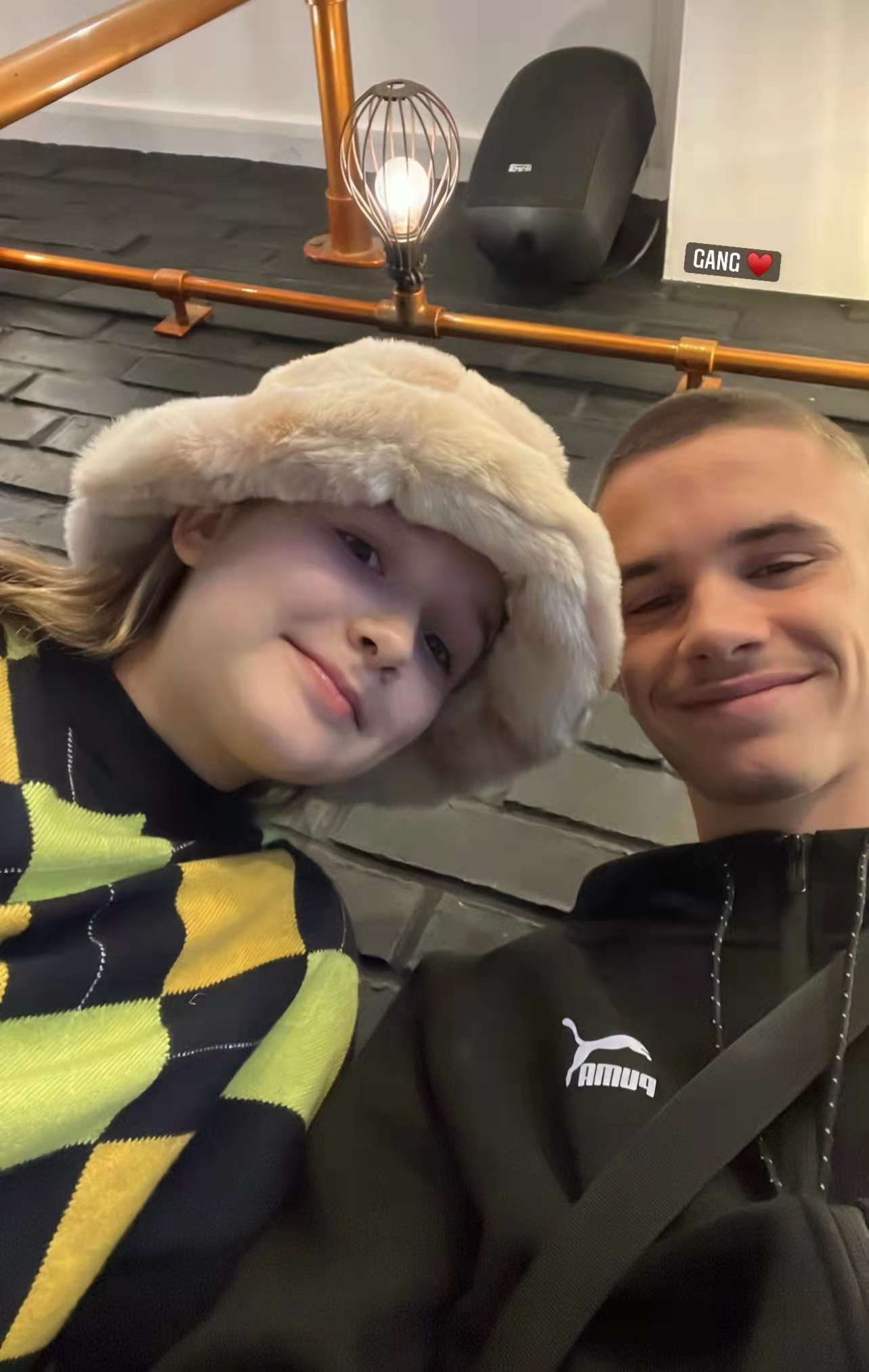 二哥|11岁的小七和二哥合影！当年趴在罗密欧后背上的小姑娘，长大了