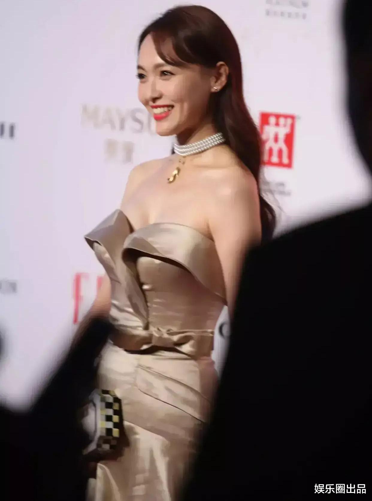 李泽楷|唐嫣出席活动旧照被扒，穿露肩装尽显好身形，网友的评价不太友好