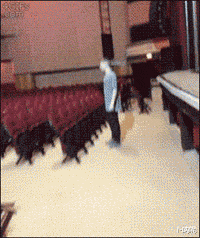  女生夏天还是少穿白色衣服出行吧，遇到下雨天打湿了真的很尴尬