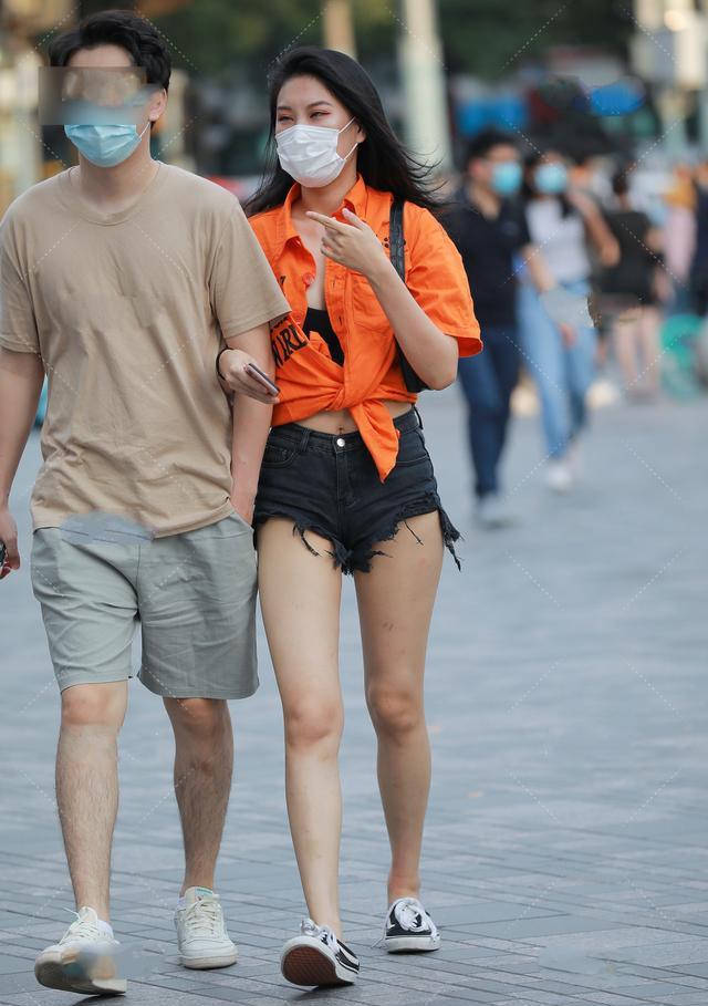 穿衣搭配|橘色短袖衬衫外套搭配黑色牛仔短裤，日常生活中的休闲穿搭