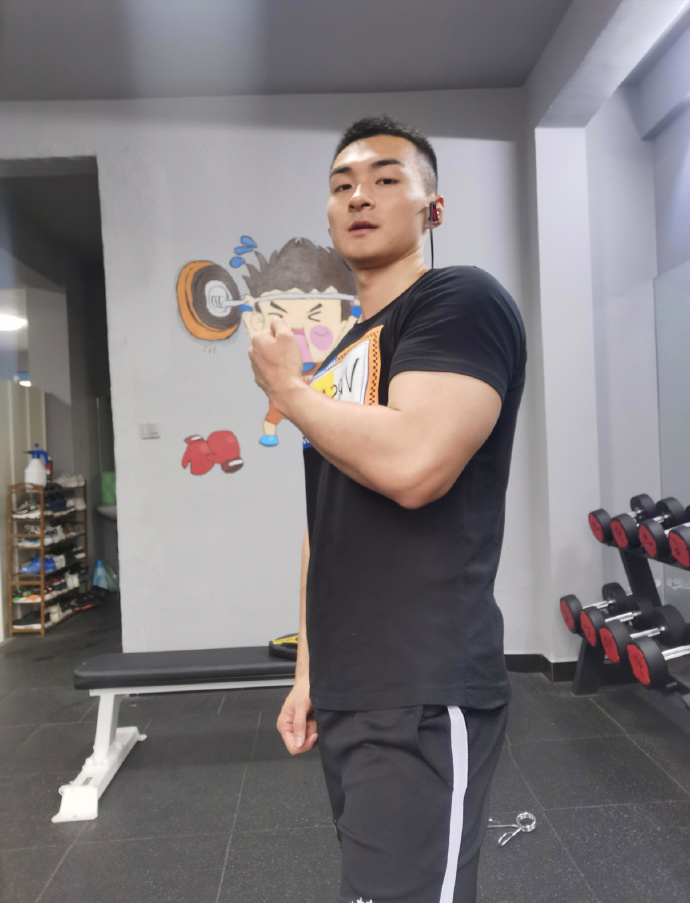 穿衣搭配 曾经的兵哥哥，如今的肌肉模特，满身肌肉搭配清爽短发，真帅气！