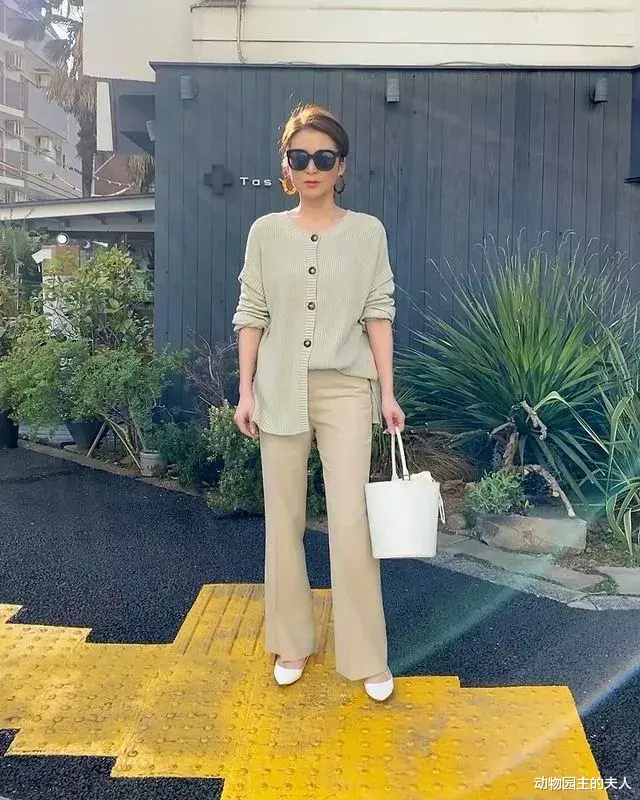 动物园主的夫人 冬季针织衫怎么穿好看又省钱 看看这位博主的简约搭配法会给你灵感