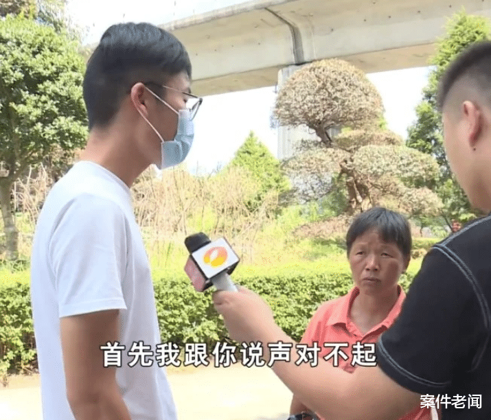 摆摊 大妈用掏耳工具抠脚被网暴、没什么文化、亦不懂干净、卫生