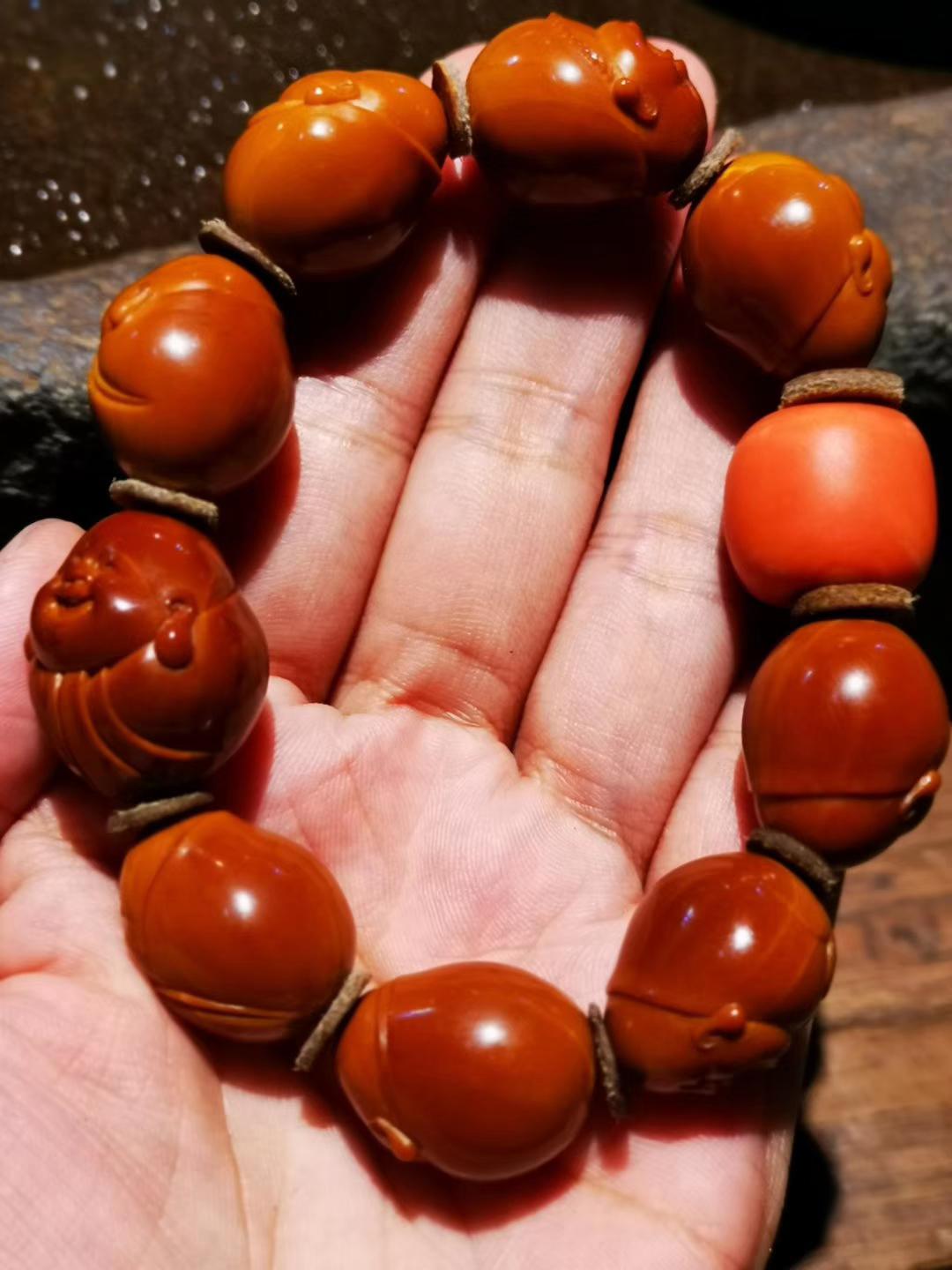 橄榄核雕|橄榄核雕发霉了怎么办？核雕手串发霉对人体有害吗？