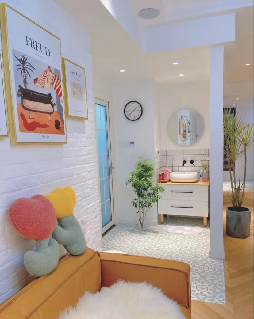 不走寻常路，把沙发墙挖空，做成了书柜，87㎡住着比大平层还舒坦