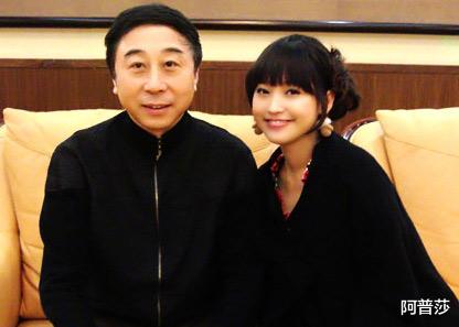 冯巩|63岁冯巩罕晒全家福，妻子长得美丽动人，儿子的长相却一言难尽！