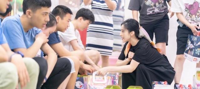 娱乐星奇葩说|河南灾情！范冰冰深夜转百条微博帮灾民扩散信息，郑爽却发文哭穷