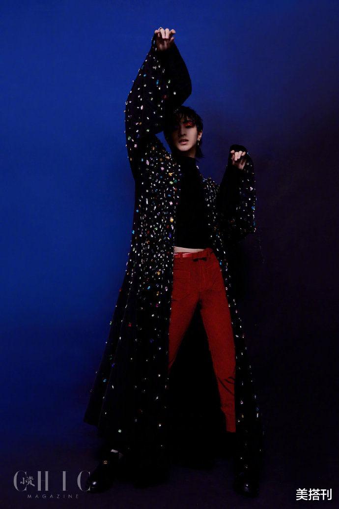 美搭刊|伊能静和儿子合体拍大片,庾恩利画烟熏妆比妈妈还妩媚,身段绝了