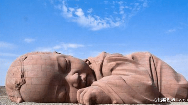 心怡看世界Two 沙漠一尊熟睡的孩子，显得格外孤独，游客看后都有相同感受