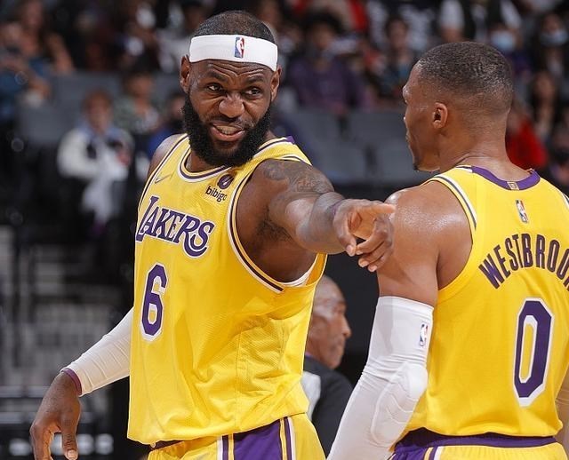 小陈有说 当18年没打无球的詹姆斯和13年没打无球的威少碰上，谁去打无球？