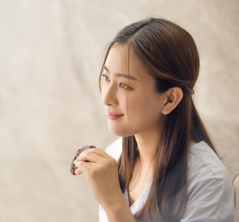 马苏|知名女星现身路边摊，素颜出镜大口嗦粉，不戴口罩都无人认