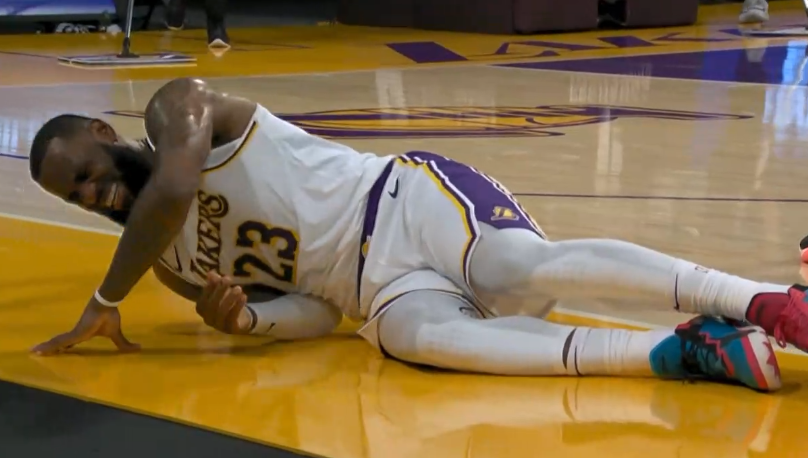 湖人队|詹皇真实伤情确诊！右脚踝高位扭伤+伤势程度待定，名记：无限期休战