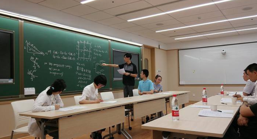 大学|垫底985和顶尖211大学,哪个更有含金量,网友:宁做凤尾不做鸡头