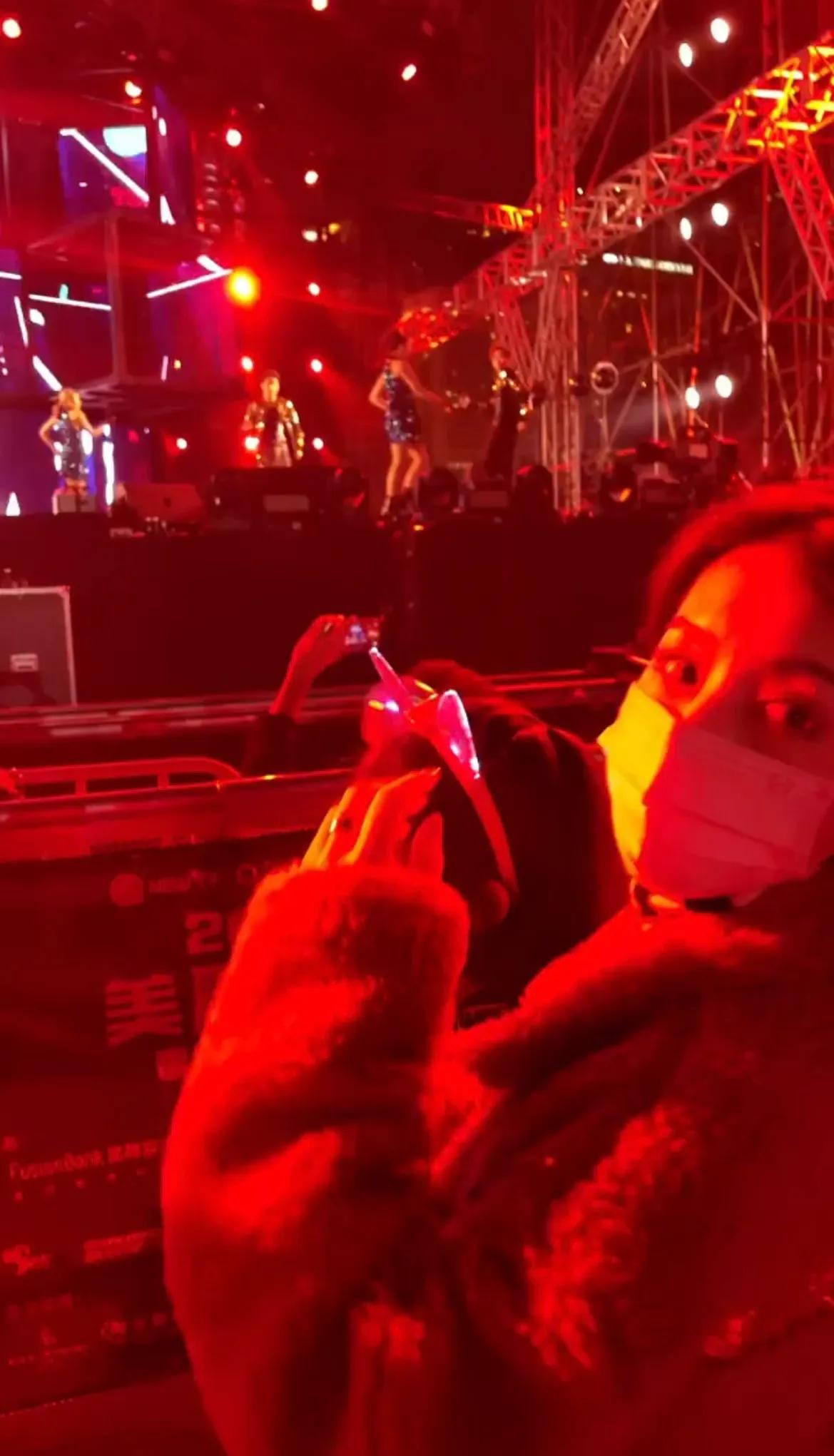 郭富城|郭富城跨年晚会台上劲歌热舞，方媛抱女儿台下打气，同框方式有爱