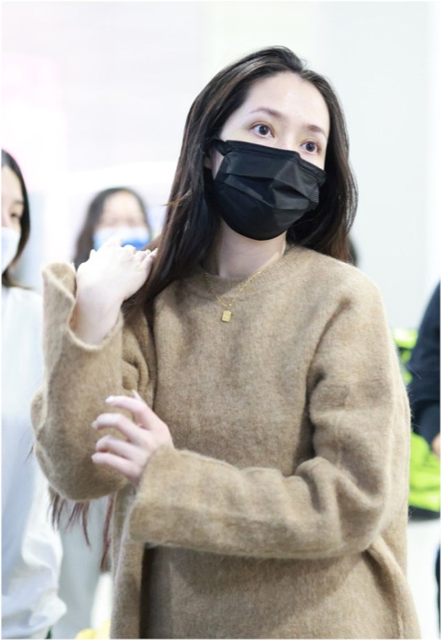 爱奇艺|带孩子出门像逃亡!郭碧婷素颜憔悴!为护女儿弯腰推行李边跑边躲