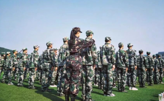 糯妈育儿经|大一新生军训，3类女生容易被教官盯上，军训期间可能会吃苦头